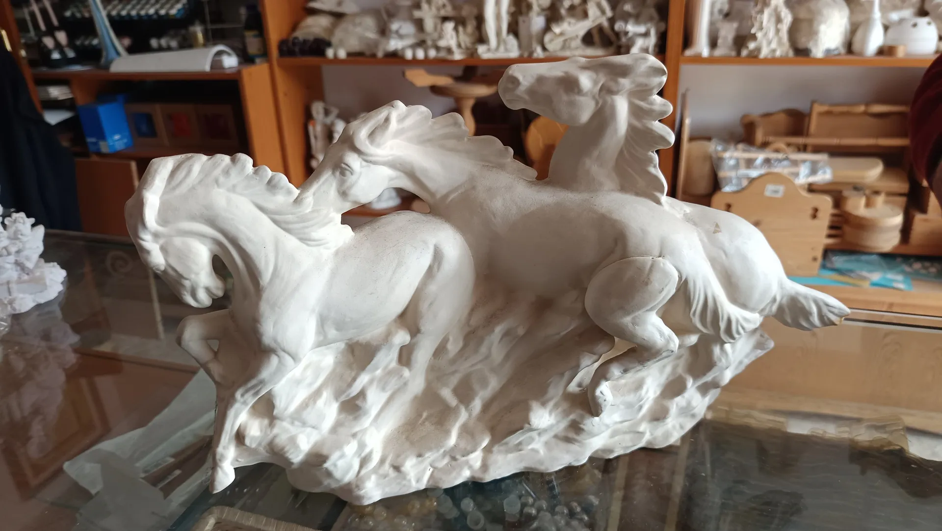 3 Caballos cerámica (falta punta cola)