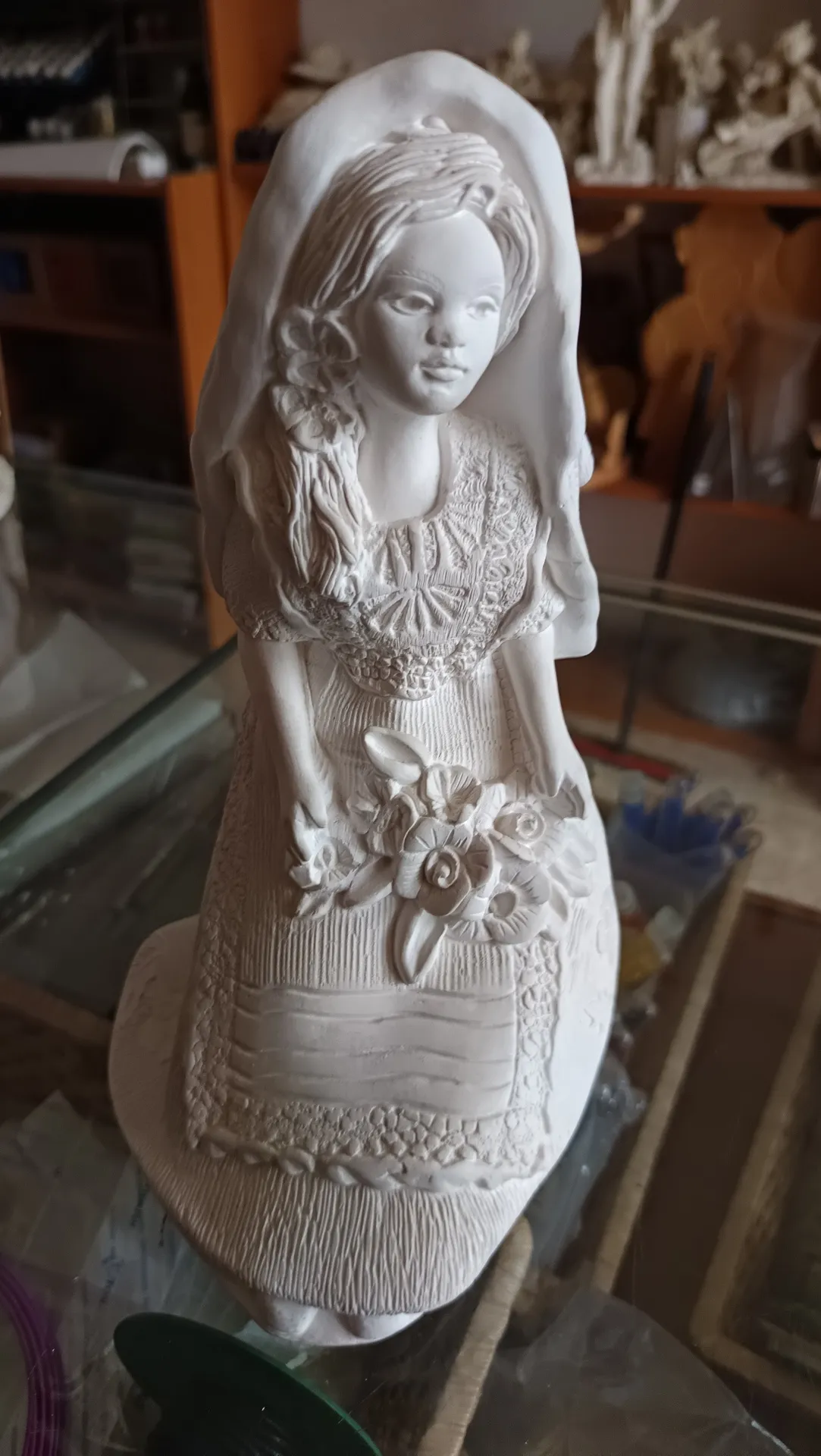 Chica flores escayola 20cm